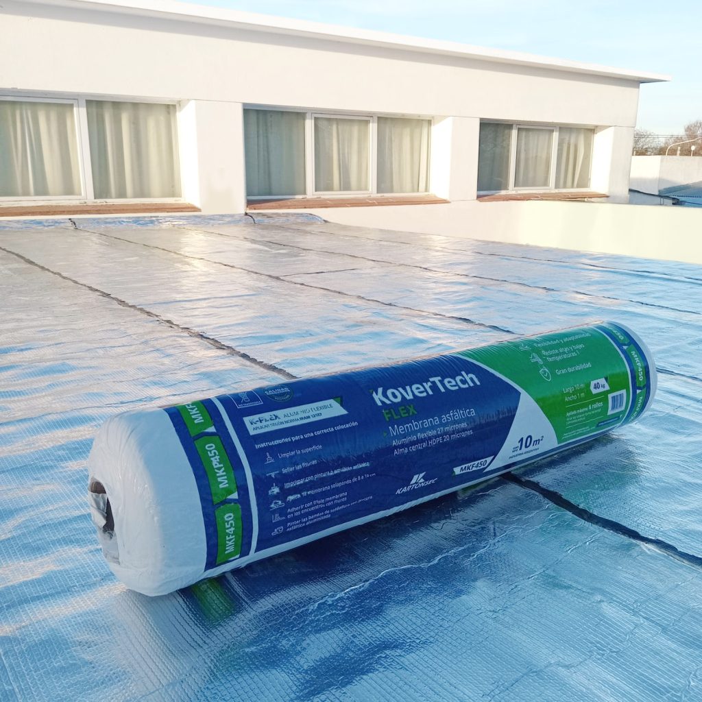 foto en obra – KOVERTECH FLEX Rollo de membrana Kovertech sobre techo impermeabilizado